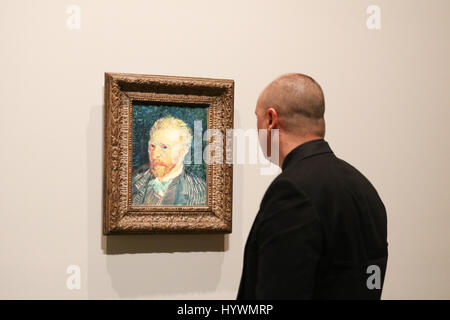 Melbourne, Australie. Apr 27, 2017. Portrait de soi : un essai de Van Gogh et les saisons exposition à la National Gallery of Victoria dispose d''œuvres majeures de l'impressionniste hollandais Vincent Van Gogh reflétant les quatre saisons : Crédit amer ghazzal/Alamy Live News Banque D'Images