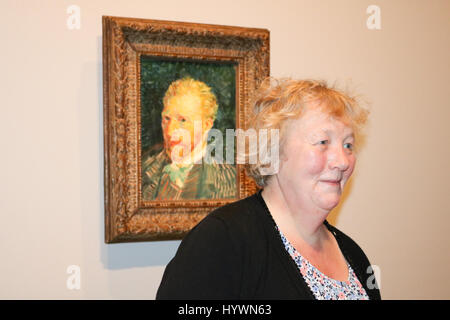 Melbourne, Australie. Apr 27, 2017. Silvia Cramer un descendant du frère de Theo Van Gogh Vincent assiste à l'aperçu de Van Gogh et les saisons exposition à la National Gallery of Victoria dispose d''œuvres majeures de l'impressionniste hollandais Vincent Van Gogh reflétant les quatre saisons : Crédit amer ghazzal/Alamy Live News Banque D'Images