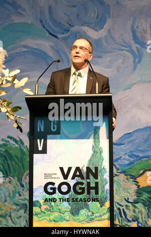 Melbourne, Australie. Apr 27, 2017. Alastair Doak, Directeur Marketing Mazda Australie parle lors de la preview de Van Gogh et les saisons exposition à la National Gallery of Victoria dispose d''œuvres majeures de l'impressionniste hollandais Vincent Van Gogh reflétant les quatre saisons : Crédit amer ghazzal/Alamy Live News Banque D'Images