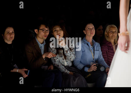 Barcelone, Catalogne, Espagne. 26 avril, 2017. Spectateurs regarder la piste de l'Inmaculada Garcia montrent au cours de la Barcelona Bridal Week 2017. Crédit : Jordi Boixareu/Alamy Live News Banque D'Images