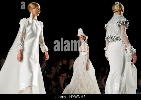 Barcelone, Catalogne, Espagne. 26 avril, 2017. La piste de marche des modèles à l'Isabel Sanchis montrer lors de la Barcelona Bridal Week 2017. Crédit : Jordi Boixareu/Alamy Live News Banque D'Images