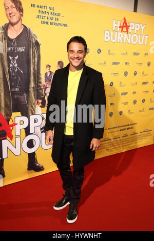 Hambourg, Allemagne, le 27 avril, 2017. Kostja Ullmann participant à la 'Happy Burnout' Premiere tenue à Hambourg Dammtor Cinemaxx,,Allemagne, 26.04.2017. Credit : T. Marque/Alamy Live News Banque D'Images