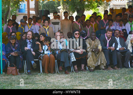 Quetta, Pakistan. 26 avril, 2017. L'ambassadeur de l'union européenne M. Jean Francious Caustion, chef de la coopération de l'Union européenne M. Bernard François, chef de la gouvernance et du DRH-UE Mme Anne Kofoed, conseiller en éducation de l'UE M. Mohammed Sidique Bhatti, représentant de l'UNICEF Mme Angela Keamey, chef de l'UNICEF de l'éducation Mme Ellen van Kalmthout, chef de l'UNICEF de la Communication Monsieur Dnaiel Timme et d'autres observateurs l'exercice de l'installation de tentes de camping Camp de jeunesse au cours de cérémonie. Credit : Din Muhammad/Watanpaal Photos ZMA/Alamy Live News Banque D'Images