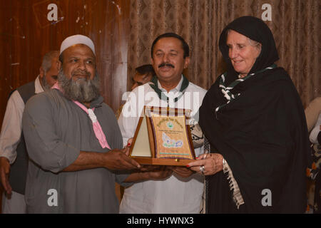 Quetta, Pakistan. 26 avril, 2017. Le représentant de l'Association des Boy Scouts du Baloutchistan donnant le bouclier commémoratif au représentant de l'UNICEF Mme Angela Keamey Camp de jeunesse au cours de cérémonie. Organisé par les Scouts Conseil des jeunes de l'Association des Boy Scouts du Baloutchistan. Credit : Din Muhammad/Watanpaal Photos ZMA/Alamy Live News Banque D'Images