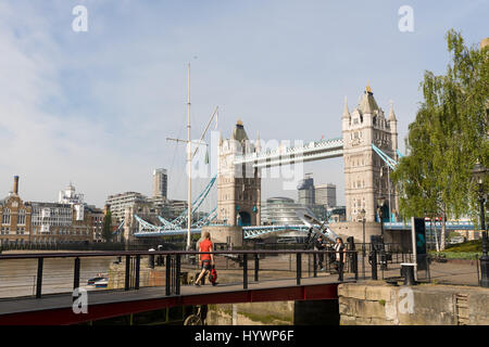 Londres, Royaume-Uni. 27 avril 2017. Les gens à pied près de Tower Bridge sur la Tamise à Londres au cours de temps chaud et ensoleillé ce matin. Credit : Londres pix/Alamy Live News Banque D'Images