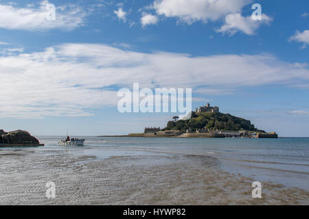 Marazion, Cornwall, UK. 27 avril 2017. Météo britannique. Un matin ensoleillé sur le personnel travaillant à St MIchaels Mount faire le court trajet au travail par bateau. Crédit : Simon Maycock/Alamy Live News Banque D'Images