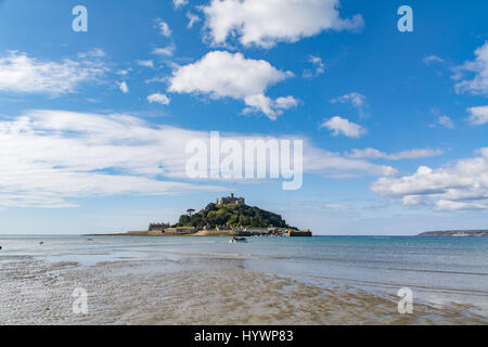 Marazion, Cornwall, UK. 27 avril 2017. Météo britannique. Un matin ensoleillé sur le personnel travaillant à St MIchaels Mount faire le court trajet au travail par bateau. Crédit : Simon Maycock/Alamy Live News Banque D'Images