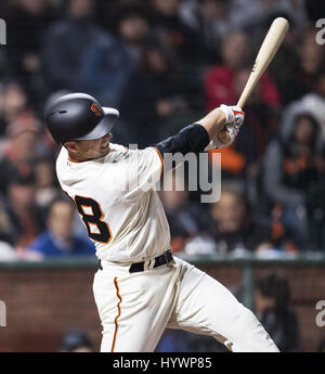 San Francisco, Californie, USA. Apr 26, 2017. Les dents serrées, San Francisco Giants catcher Buster Posey (28) sur la plaque lors d'un match de baseball MLB entre les Dodgers de Los Angeles et les Giants de San Francisco à AT&T Park à San Francisco, Californie. Valerie Shoaps/CSM/Alamy Live News Banque D'Images