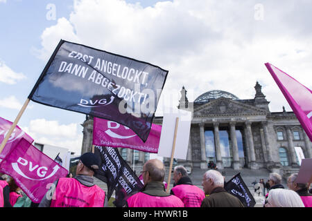 Berlin, Berlin, Allemagne. Apr 27, 2017. Environ 150 personnes rassemblement dans le quartier du gouvernement de Berlin contre le développement de l'emploi législation retraite. Les manifestants l'arrêt de la conversion d'une auto-financé, assurance directe à des caisses de retraite d'entreprise. Deux cercueils avec l'inscription "stock protection' et 'protection' Trust se trouvent à l'avant du Bundestag allemand. Credit : ZUMA Press, Inc./Alamy Live News Banque D'Images