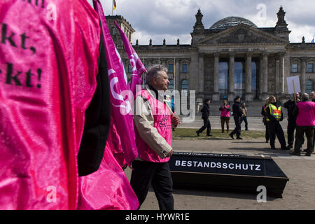 Berlin, Berlin, Allemagne. Apr 27, 2017. Environ 150 personnes rassemblement dans le quartier du gouvernement de Berlin contre le développement de l'emploi législation retraite. Les manifestants l'arrêt de la conversion d'une auto-financé, assurance directe à des caisses de retraite d'entreprise. Deux cercueils avec l'inscription "stock protection' et 'protection' Trust se trouvent à l'avant du Bundestag allemand. Credit : ZUMA Press, Inc./Alamy Live News Banque D'Images