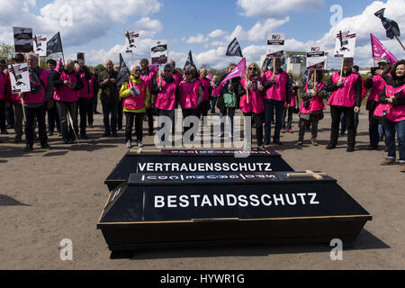 Berlin, Berlin, Allemagne. Apr 27, 2017. Environ 150 personnes rassemblement dans le quartier du gouvernement de Berlin contre le développement de l'emploi législation retraite. Les manifestants l'arrêt de la conversion d'une auto-financé, assurance directe à des caisses de retraite d'entreprise. Deux cercueils avec l'inscription "stock protection' et 'protection' Trust se trouvent à l'avant du Bundestag allemand. Credit : ZUMA Press, Inc./Alamy Live News Banque D'Images