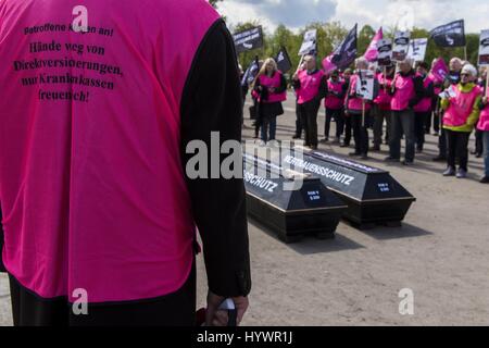 Berlin, Berlin, Allemagne. Apr 27, 2017. Environ 150 personnes rassemblement dans le quartier du gouvernement de Berlin contre le développement de l'emploi législation retraite. Les manifestants l'arrêt de la conversion d'une auto-financé, assurance directe à des caisses de retraite d'entreprise. Deux cercueils avec l'inscription "stock protection' et 'protection' Trust se trouvent à l'avant du Bundestag allemand. Credit : ZUMA Press, Inc./Alamy Live News Banque D'Images