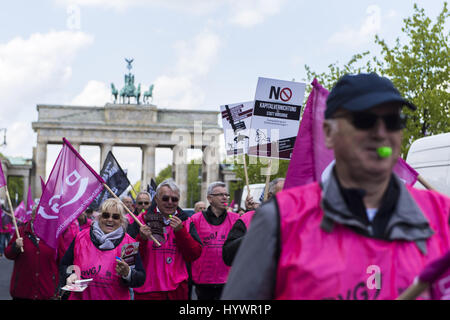 Berlin, Berlin, Allemagne. Apr 27, 2017. Environ 150 personnes rassemblement dans le quartier du gouvernement de Berlin contre le développement de l'emploi législation retraite. Les manifestants l'arrêt de la conversion d'une auto-financé, assurance directe à des caisses de retraite d'entreprise. Deux cercueils avec l'inscription "stock protection' et 'protection' Trust se trouvent à l'avant du Bundestag allemand. Credit : ZUMA Press, Inc./Alamy Live News Banque D'Images