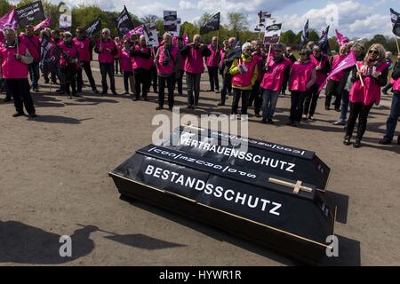 Berlin, Berlin, Allemagne. Apr 27, 2017. Environ 150 personnes rassemblement dans le quartier du gouvernement de Berlin contre le développement de l'emploi législation retraite. Les manifestants l'arrêt de la conversion d'une auto-financé, assurance directe à des caisses de retraite d'entreprise. Deux cercueils avec l'inscription "stock protection' et 'protection' Trust se trouvent à l'avant du Bundestag allemand. Credit : ZUMA Press, Inc./Alamy Live News Banque D'Images