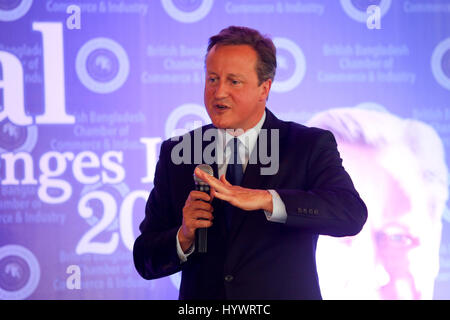 Dhaka, Bangladesh. Apr 27, 2017. L'ancien Premier ministre britannique, David Cameron, à l'adresse 'Les défis mondiaux 2017' dans un hôtel de la capitale, jeudi. Mostafigur Crédit : Mohammed Rahman/Alamy Live News Banque D'Images