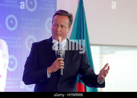Dhaka, Bangladesh. Apr 27, 2017. L'ancien Premier ministre britannique, David Cameron, à l'adresse 'Les défis mondiaux 2017' dans un hôtel de la capitale, jeudi. Mostafigur Crédit : Mohammed Rahman/Alamy Live News Banque D'Images