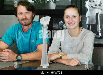 Prague, République tchèque. Apr 27, 2017. Le joueur de tennis tchèque Marketa Vondrousova, droite, gagnant le titre de l'ATA et son entraîneur Zdenek Kubik assister à une conférence de presse à Prague, en République tchèque, le 27 avril 2017. Photo : CTK Michal Dolezal/Photo/Alamy Live News Banque D'Images