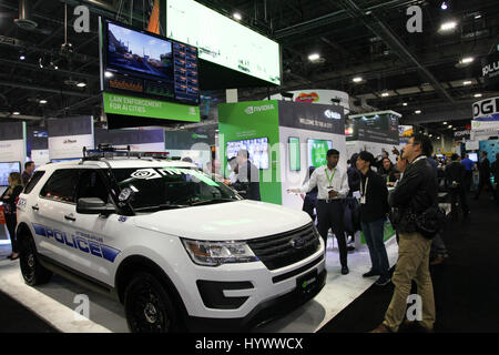 Las Vegas, USA. 6ème apr 2017. Personnes visitent l'International Security Conference & Exposition, également connu sous le nom de ISC West, à Las Vegas, aux États-Unis, le 6 avril 2017. Credit : Gao Shan/Xinhua/Alamy Live News Banque D'Images