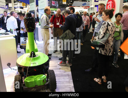 Las Vegas, USA. 6ème apr 2017. Personnes visitent l'International Security Conference & Exposition, également connu sous le nom de ISC West, à Las Vegas, aux États-Unis, le 6 avril 2017. Credit : Gao Shan/Xinhua/Alamy Live News Banque D'Images