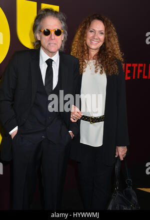 Los Angeles, USA. 06 avr, 2017. Richard Lewis, épouse Joyce Lapinsky arrivant à l'Brexler Sable Netflix Première à l'Arclight Theatre de Los Angeles. Le 6 avril 2017. Credit : Tsuni/USA/Alamy Live News Banque D'Images