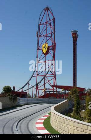 Vila Seca, Espagne. 6ème apr 2017. 'Red Force', le plus haut et le plus rapide grand huit vertical de l'Europe peut être vu au nouveau parc d'attractions Ferrari 'Land' à Vila Seca, Espagne, le 6 avril 2017. Le parc est situé au sud de Barcelone, près de Tarragone. Photo : Carola Frentzen/dpa/Alamy Live News Banque D'Images