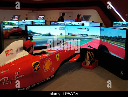 Vila Seca, Espagne. 6ème apr 2017. Les visiteurs peuvent s'essayer à la conduite comme un vrai pilote de Formule 1 au nouveau parc d'attractions Ferrari 'Land' à Vila Seca, Espagne, le 6 avril 2017. Le parc est situé au sud de Barcelone, près de Tarragone. Photo : Carola Frentzen/dpa/Alamy Live News Banque D'Images