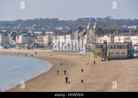 Weymouth, Dorset, UK. 7 avr, 2017. Météo britannique. Ciel bleu et soleil à la station balnéaire de Weymouth Dorset sur la côte jurassique. Crédit photo : Graham Hunt/Alamy Live News Banque D'Images