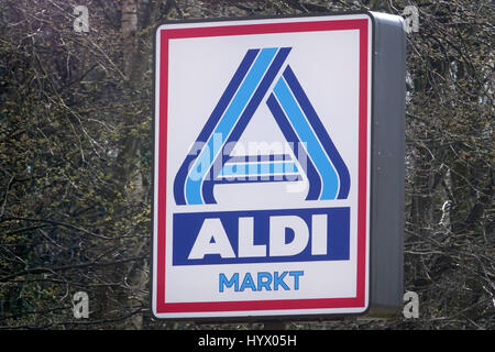 Aukrug, Allemagne. 09Th avr, 2017. Le logo de la société d'Aldi Nord (lit. Aldi Nord) vu sur un panneau d'une succursale de la chaîne de supermarchés à Aukrug, Allemagne, 02 avril 2017. Photo : Carsten Rehder/dpa/Alamy Live News Banque D'Images