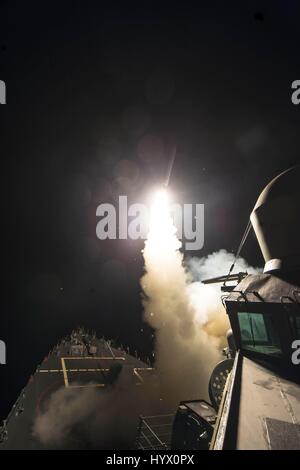 Uss Porter, en mer. 07Th avr, 2017. La Marine américaine de la classe Arleigh Burke destroyer lance-missiles USS Ross lance missiles de croisière Tomahawk à Shayrat airbase en Syrie 7 avril 2017 dans la mer Méditerranée. Le lancement de 59 missiles à longue portée sur la base aérienne était en réponse à la Syrie à l'aide d'armes chimiques contre le village de Khan Sheikhun. Credit : Planetpix/Alamy Live News Banque D'Images