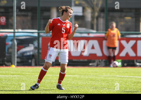 Ystrad Mynach, Pays de Galles, Royaume-Uni, 7 avril 2017 Hayley Ladd de galles célèbre marqué un but au cours de l'International Women's Friendly entre pays de Galles et en Irlande du Nord au centre de l'excellence sportive, Ystrad Mynach, au Pays de Galles. Credit : Glitch Images/Alamy Live News Banque D'Images