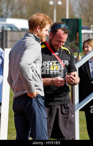 Bath, Royaume-Uni. 7 avr, 2017. Le prince Harry est représenté à l'Université de Bath Sports Training Village comme il assiste à l'équipe britannique pour les Jeux 2017 Invictus. Les jeux sont un événement sportif pour blessés le service actif et les membres de l'ancien combattant, plus de 550 concurrents de 17 nations s'affronteront dans une douzaine de sports adaptés à Toronto, Canada, en septembre 2017. Credit : lynchpics/Alamy Live News Banque D'Images