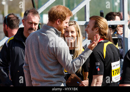 Bath, Royaume-Uni. 7 avr, 2017. Le prince Harry est représenté à l'Université de Bath Sports Training Village comme il assiste à l'équipe britannique pour les Jeux 2017 Invictus. Les jeux sont un événement sportif pour blessés le service actif et les membres de l'ancien combattant, plus de 550 concurrents de 17 nations s'affronteront dans une douzaine de sports adaptés à Toronto, Canada, en septembre 2017. Credit : lynchpics/Alamy Live News Banque D'Images