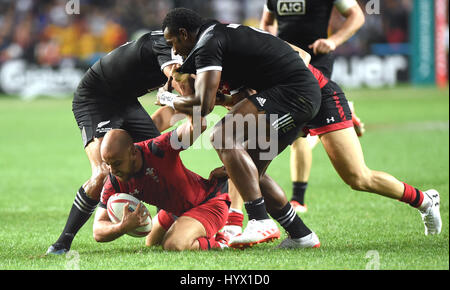 Hong Kong, Chine. 7 avr, 2017. Sam Dickson (R) de la Nouvelle-Zélande défend au cours de la monde HSBC Rugby à 7 Series 2016-2017 contre à Hong Kong, Chine du sud, le 7 avril 2017. Credit : Lo Fai Ping/Xinhua/Alamy Live News Banque D'Images