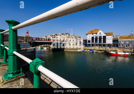 Weymouth, Dorset, UK. 7 avr, 2017. Météo britannique. Un ciel bleu et soleil au port à la station balnéaire de Weymouth Dorset sur la côte jurassique. Crédit photo : Graham Hunt/Alamy Live News Banque D'Images