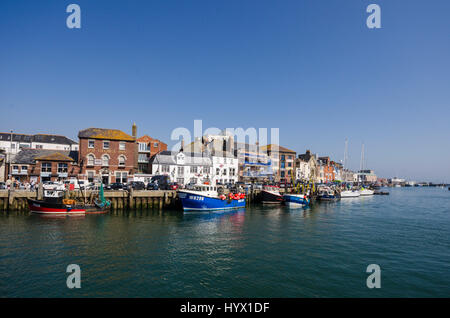 Weymouth, Dorset, UK. 7 avr, 2017. Météo britannique. Un ciel bleu et soleil au port à la station balnéaire de Weymouth Dorset sur la côte jurassique. Crédit photo : Graham Hunt/Alamy Live News Banque D'Images