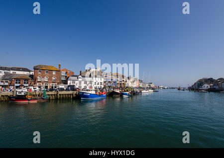 Weymouth, Dorset, UK. 7 avr, 2017. Météo britannique. Un ciel bleu et soleil au port à la station balnéaire de Weymouth Dorset sur la côte jurassique. Crédit photo : Graham Hunt/Alamy Live News Banque D'Images