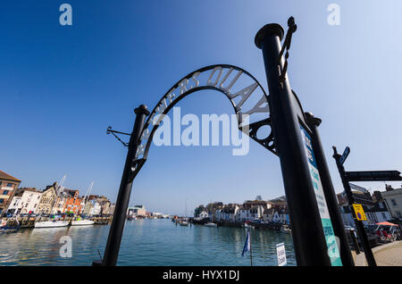 Weymouth, Dorset, UK. 7 avr, 2017. Météo britannique. Un ciel bleu et soleil au port à la station balnéaire de Weymouth Dorset sur la côte jurassique. Crédit photo : Graham Hunt/Alamy Live News Banque D'Images