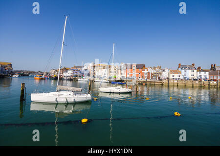 Weymouth, Dorset, UK. 7 avr, 2017. Météo britannique. Un ciel bleu et soleil au port à la station balnéaire de Weymouth Dorset sur la côte jurassique. Crédit photo : Graham Hunt/Alamy Live News Banque D'Images