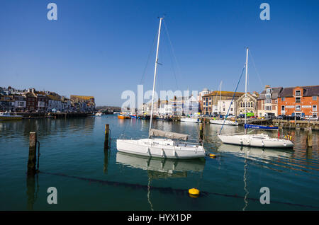 Weymouth, Dorset, UK. 7 avr, 2017. Météo britannique. Un ciel bleu et soleil au port à la station balnéaire de Weymouth Dorset sur la côte jurassique. Crédit photo : Graham Hunt/Alamy Live News Banque D'Images