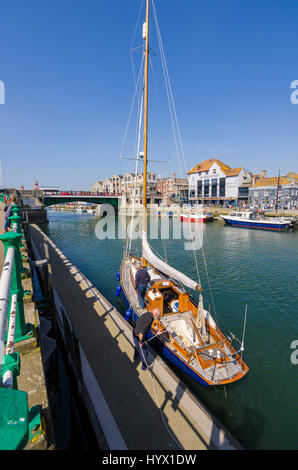 Weymouth, Dorset, UK. 7 avr, 2017. Météo britannique. Un ciel bleu et soleil au port à la station balnéaire de Weymouth Dorset sur la côte jurassique. Crédit photo : Graham Hunt/Alamy Live News Banque D'Images