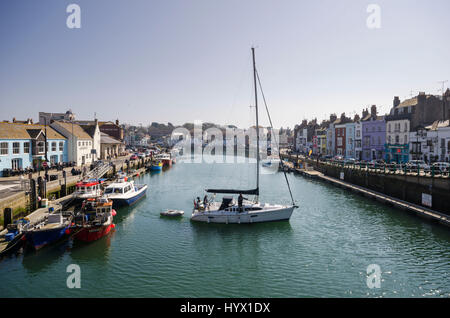 Weymouth, Dorset, UK. 7 avr, 2017. Météo britannique. Un ciel bleu et soleil au port à la station balnéaire de Weymouth Dorset sur la côte jurassique. Crédit photo : Graham Hunt/Alamy Live News Banque D'Images