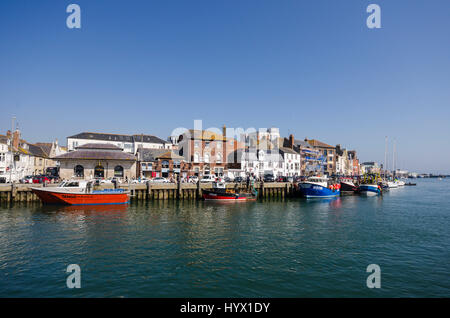 Weymouth, Dorset, UK. 7 avr, 2017. Météo britannique. Un ciel bleu et soleil au port à la station balnéaire de Weymouth Dorset sur la côte jurassique. Crédit photo : Graham Hunt/Alamy Live News Banque D'Images