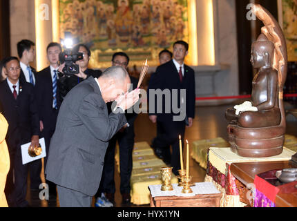 Hangzhou, Chine, Province de Zhejiang. 7 avr, 2017. Le Roi cambodgien Norodom Sihamoni visiter le temple Xuedou en Fenghua, est de la Chine, la province du Zhejiang, le 7 avril 2017. Credit : Wang Dingchang/Xinhua/Alamy Live News Banque D'Images