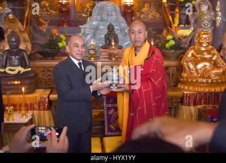 Hangzhou, Chine, Province de Zhejiang. 7 avr, 2017. Le Roi cambodgien Norodom Sihamoni (L) visiter le temple Xuedou en Fenghua, est de la Chine, la province du Zhejiang, le 7 avril 2017. Credit : Wang Dingchang/Xinhua/Alamy Live News Banque D'Images