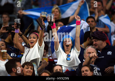 Hong Kong, Chine. 7 avr, 2017. Encourager les partisans pour l'équipe au cours de la monde HSBC Rugby à 7 Series 2016-2017 match à Hong Kong, en Chine, le 7 avril 2017. Credit : Lo Fai Ping/Xinhua/Alamy Live News Banque D'Images