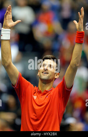 Belgrade. 7 avr, 2017. De la Serbie de Novak Djokovic célèbre après avoir gagné un point contre l'Espagne Albert Ramos-Vinolas pendant leur quart de finale de Coupe Davis de tennis à Belgrade le 7 avril 2017. Credit : Predrag Milosavljevic/Xinhua/Alamy Live News Banque D'Images