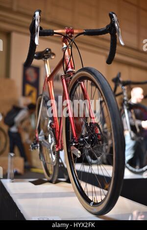 Bristol, Royaume-Uni. 07Th avr, 2017. Bespoked Bristol Handmade Location Show. Artisan fabricant de bicyclettes rassembler de tous les coins du monde se rassemblent à Bristol pour montrer leurs marchandises et de concurrencer les uns contre les autres. Ils sont de toutes formes et tailles et sont fabriqués sur mesure pour s'adapter parfaitement aux besoins de leurs clients. Ils sont faits en acier haut de gamme à la fibre de carbone et même au bois.Un vélo de route fait main par Caren Hartley - celui-ci est terminé avec des feuilles de cuivre laqué bonbons. Crédit photo : Ian Homer/Alamy Banque D'Images