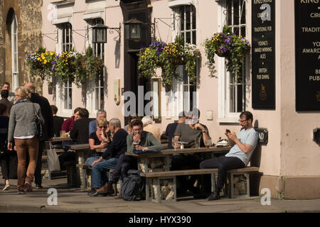 Oxford, UK. 7 avr, 2017. Météo britannique. Comme le beau temps et les approches the weeknd est promis, les gens profiter du soleil d'avril à l'extérieur d'un pub à Oxford comme ils regarder le monde passer et prendre un verre. Crédit : Jill Walker/Alamy Live News Banque D'Images