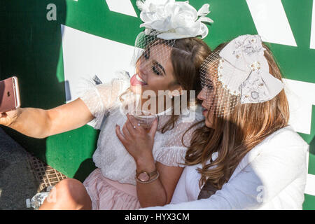 Vêtements de mode pour femmes Racegoers, vêtements de haute couture, stylés, geek chic et tendance, blouses pour femmes habillées, robes haute couture et fashionistas à Liverpool, Merseyside, Royaume-Uni avril 2017. Grande Journée nationale des femmes à Aintree. À la lumière des années précédentes, lorsque les tenues des participants ont attiré l'attention pour toutes les mauvaises raisons, les responsables du Grand National ont exhorté les pilotes de cette année à « mariner » pour rendre l'événement plus « ambitieux ». Banque D'Images