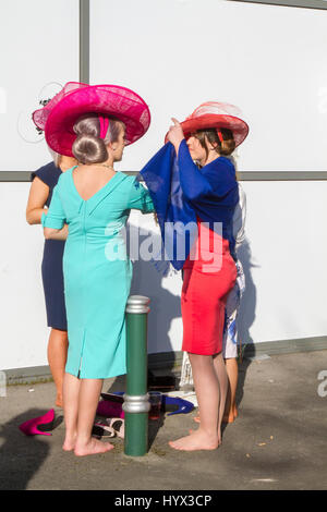 Vêtements de mode pour femmes Racegoers, vêtements de haute couture, stylés, geek chic et tendance, blouses pour femmes habillées, robes haute couture et fashionistas à Liverpool, Merseyside, Royaume-Uni avril 2017. Grande Journée nationale des femmes à Aintree. À la lumière des années précédentes, lorsque les tenues des participants ont attiré l'attention pour toutes les mauvaises raisons, les responsables du Grand National ont exhorté les pilotes de cette année à « mariner » pour rendre l'événement plus « ambitieux ». Banque D'Images